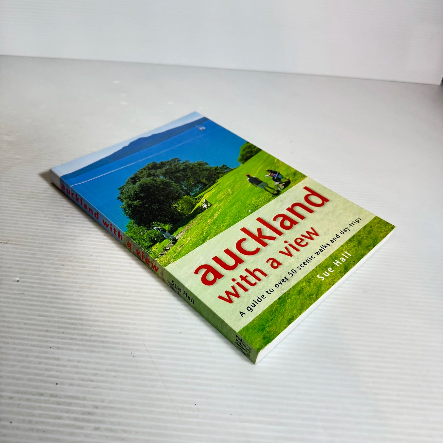 Auckland with a View : Guide to over 50 scenic walks and day-trips - Sue Hall