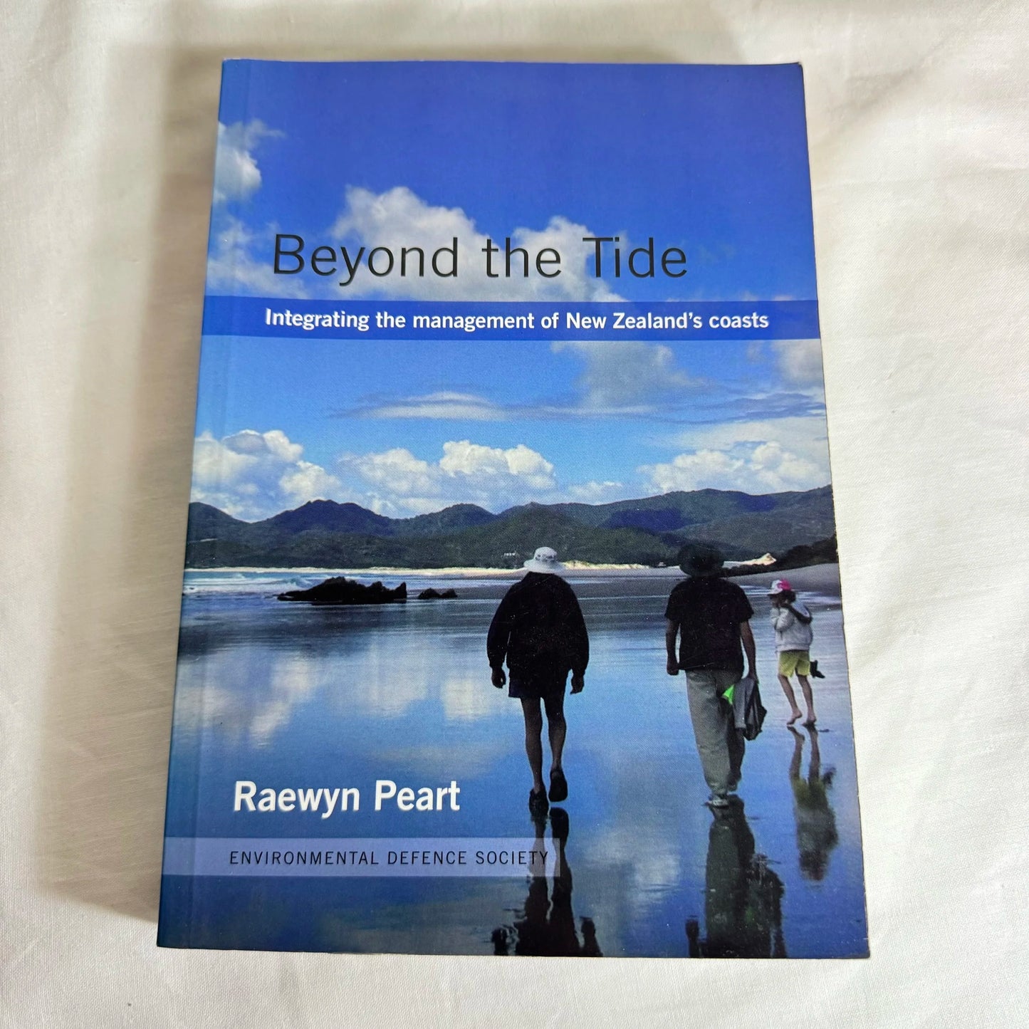 Beyond the Tide : Integrating the Management of New Zealand's Coasts - Raewyn Peart