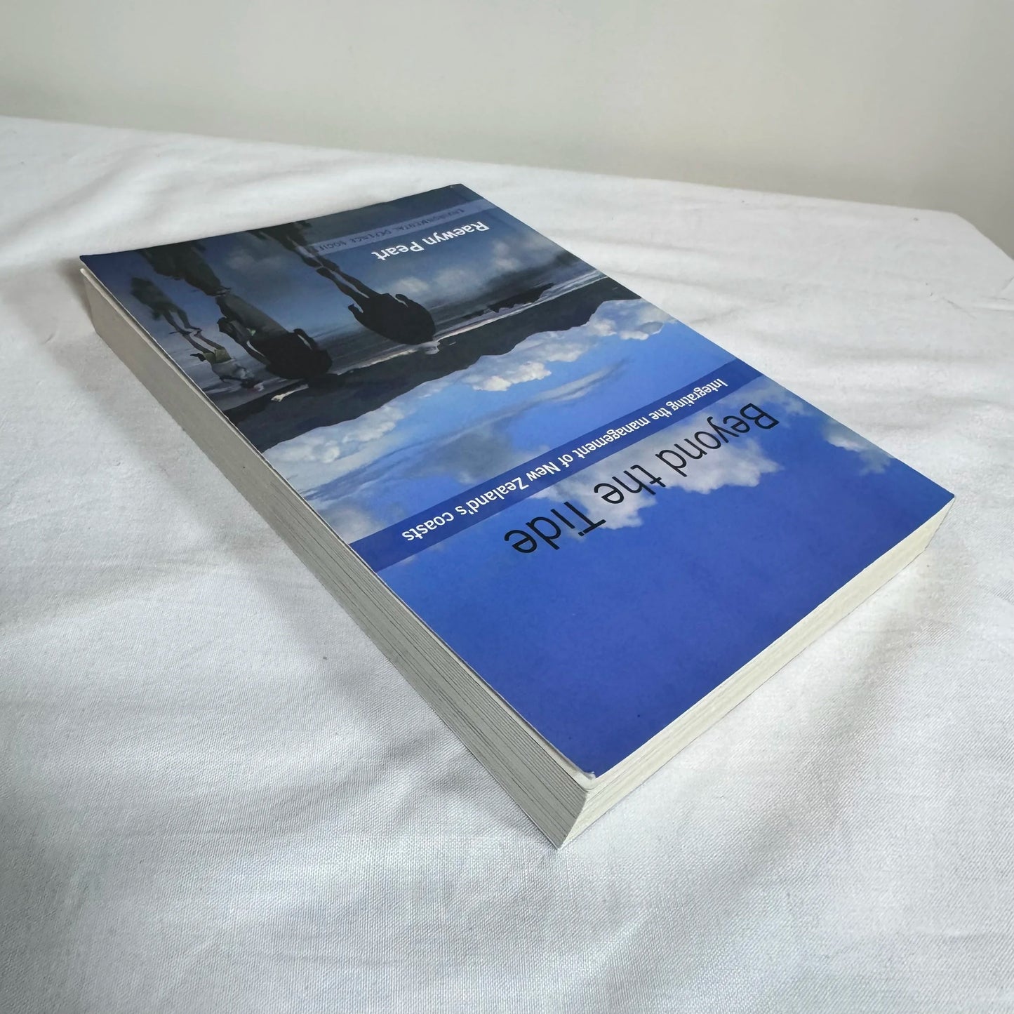 Beyond the Tide : Integrating the Management of New Zealand's Coasts - Raewyn Peart