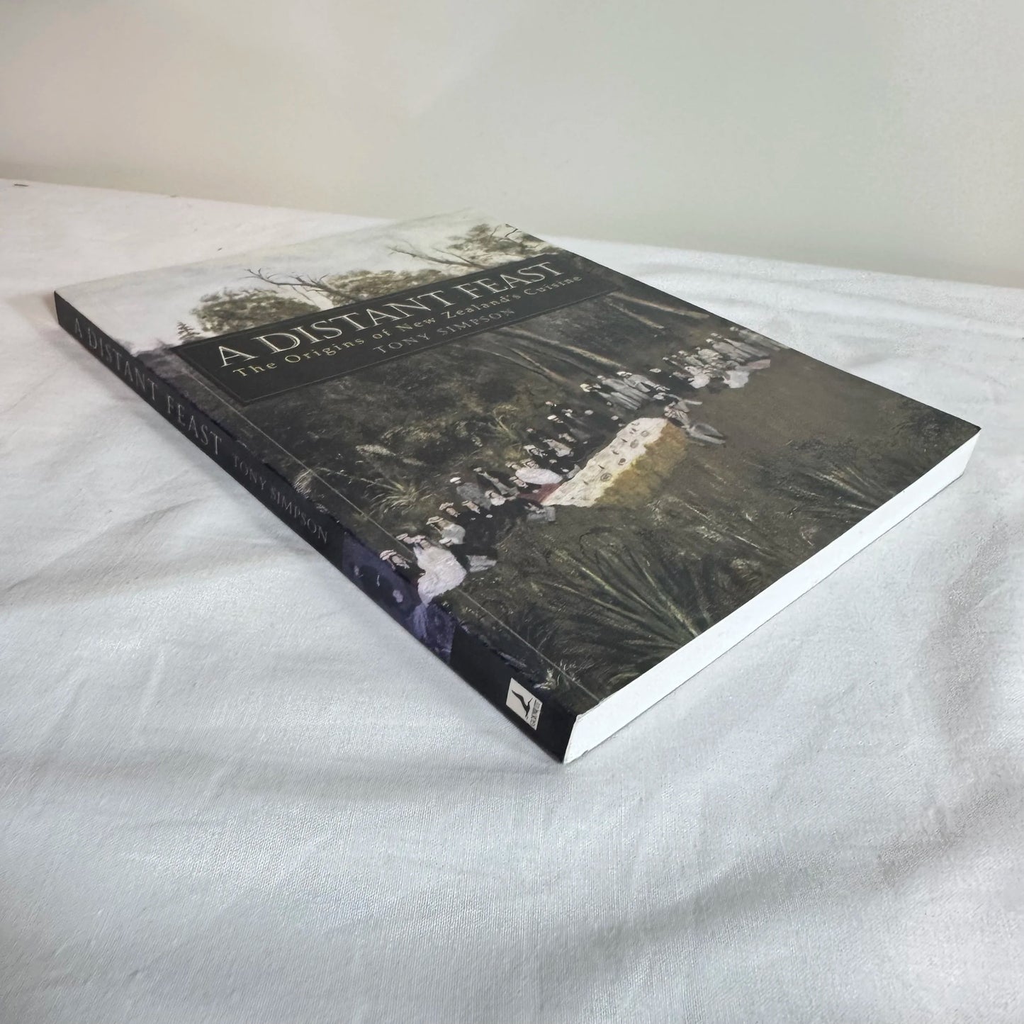 A Distant Feast : The Origins of New Zealand's Cuisine - Tony Simpson