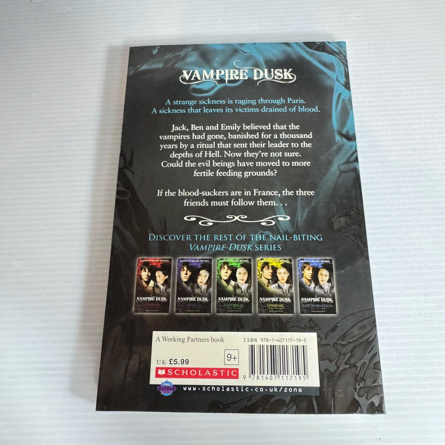 Vampire Dusk : Paris by Sebastian Rook