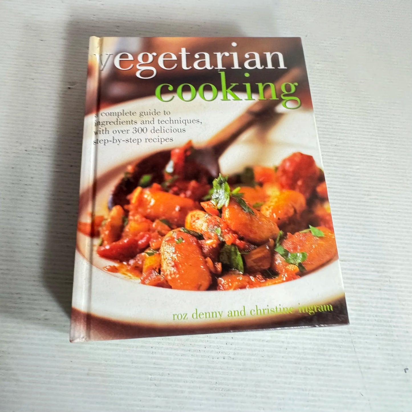 Vegetarian Cooking : A Complete Guide to Ingredients and Techniques, with Over 300 Delicious Step-By-Step Recipes - Roz Denny & Christine Ingram