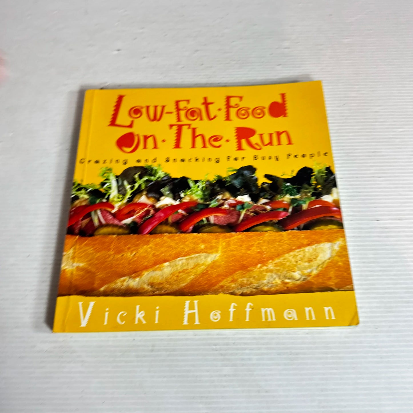 Low-Fat Food on the Run : Grazing and Snacking for Busy People - Vicki Hoffmann