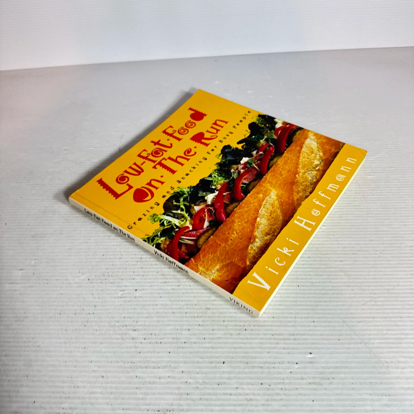 Low-Fat Food on the Run : Grazing and Snacking for Busy People - Vicki Hoffmann