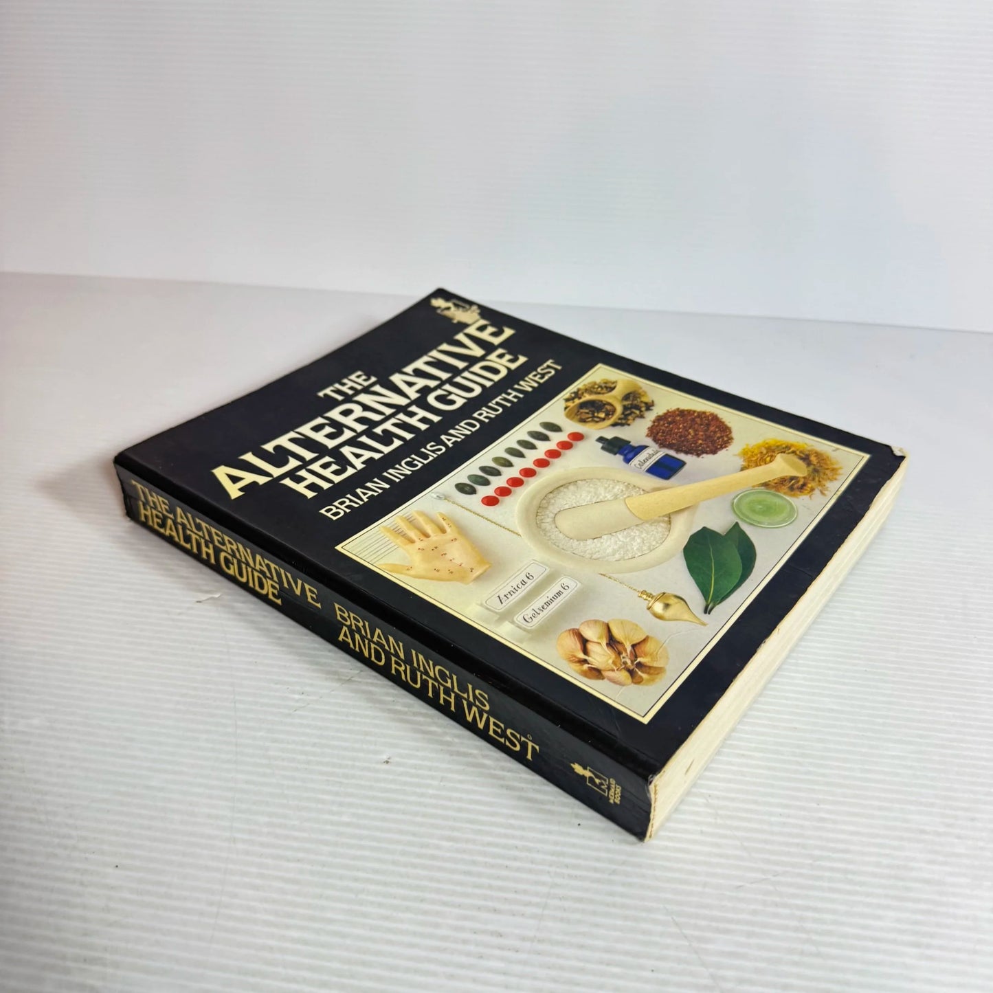 The Alternative Health Guide - Brain Ingles And Ruth West (Vintage 1983)