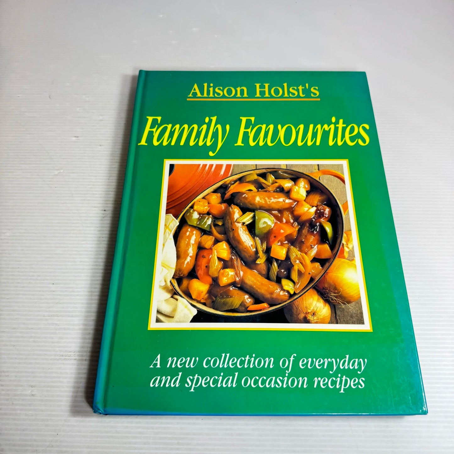 Alison Holst's Family Favourites : A New Collection of Everyday & Special Occasion Recipes (Vintage 1993)