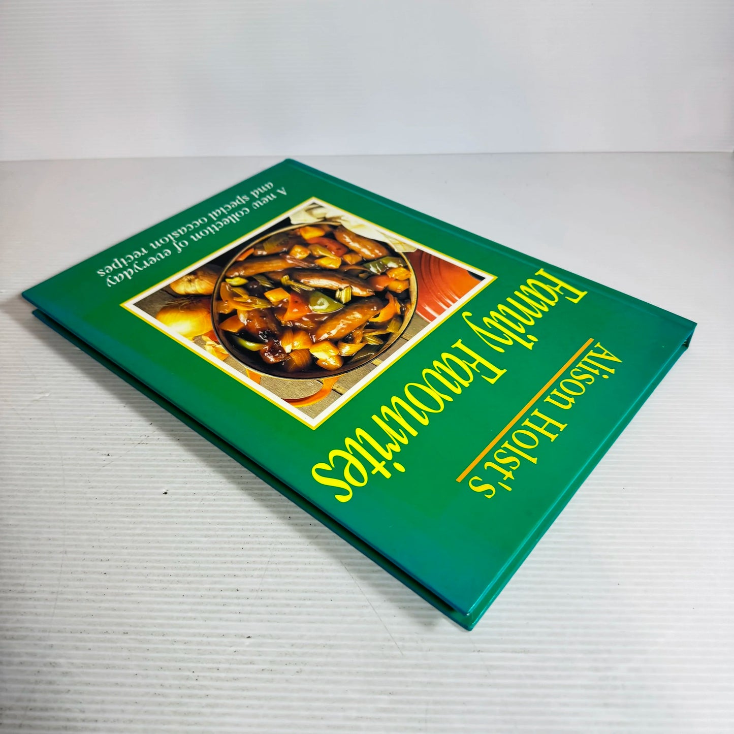 Alison Holst's Family Favourites : A New Collection of Everyday & Special Occasion Recipes (Vintage 1993)