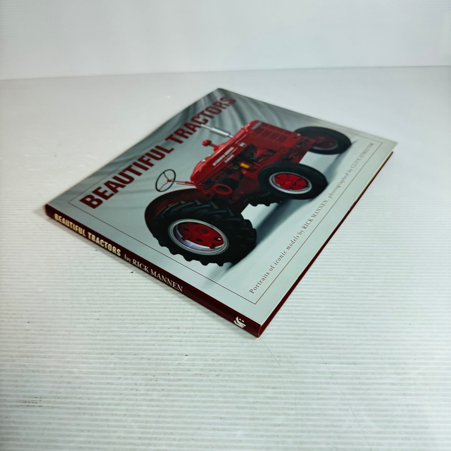 Beautiful Tractors : Portraits of Iconic Models - Rick Mannen & Photographed by Clive Streeter
