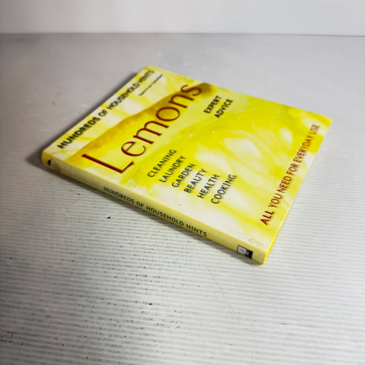 Lemons: Hundreds Of Household Hints - Diane & Jon Sutherland