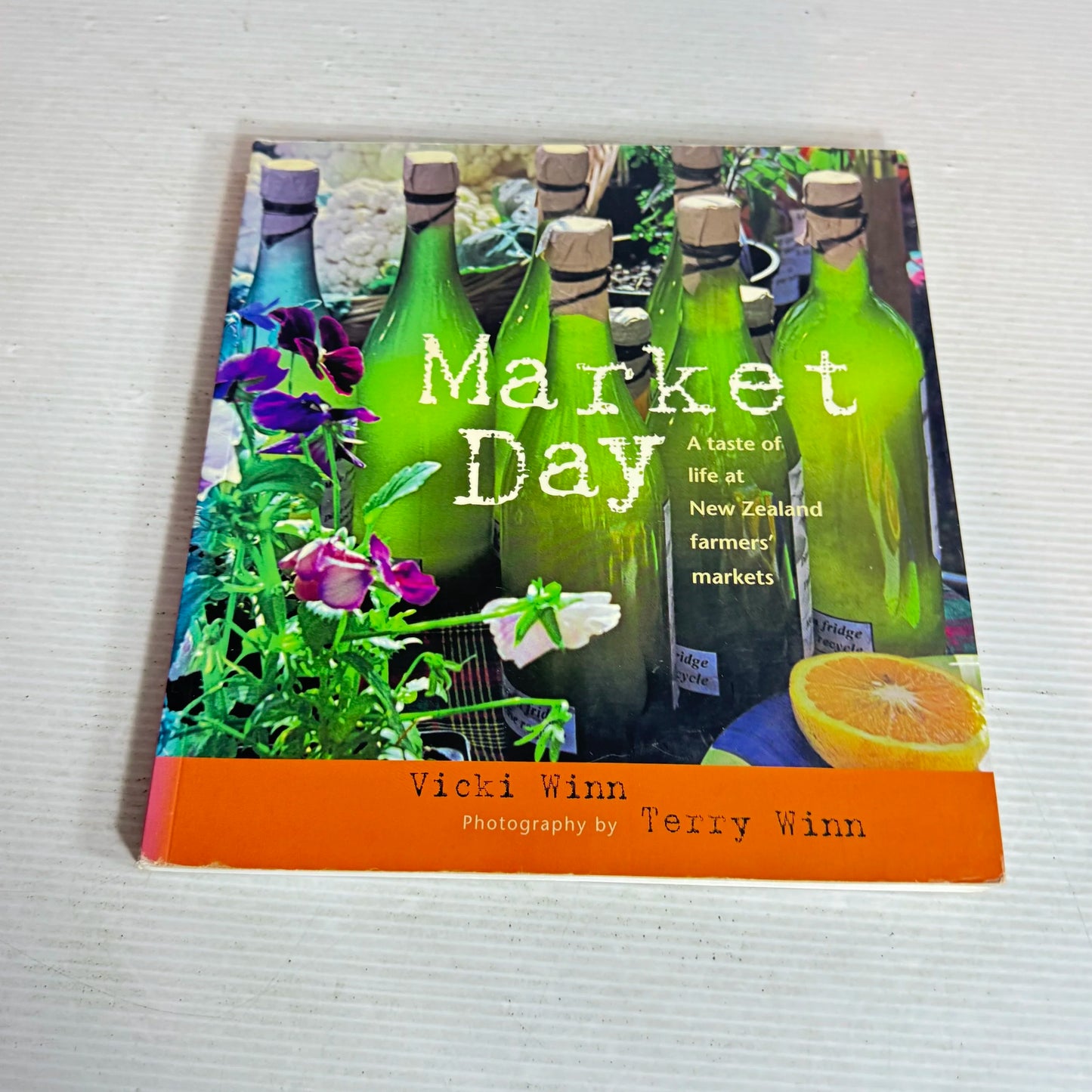 Market Day : A Taste of Life at New Zealand Farmers' Markets - Vicki Winn
