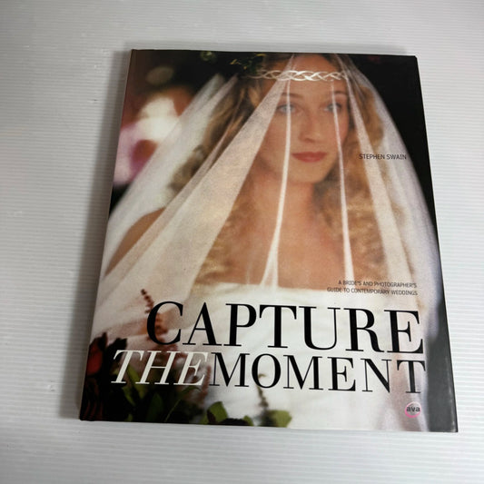 Capture The Moment : A Bride's and Photographer's Guide to Contemporary Weddings - Stephen Swan