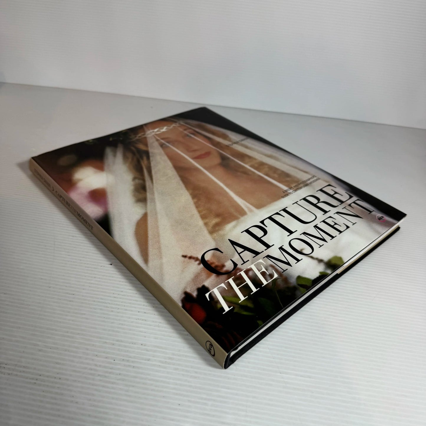 Capture The Moment : A Bride's and Photographer's Guide to Contemporary Weddings - Stephen Swan