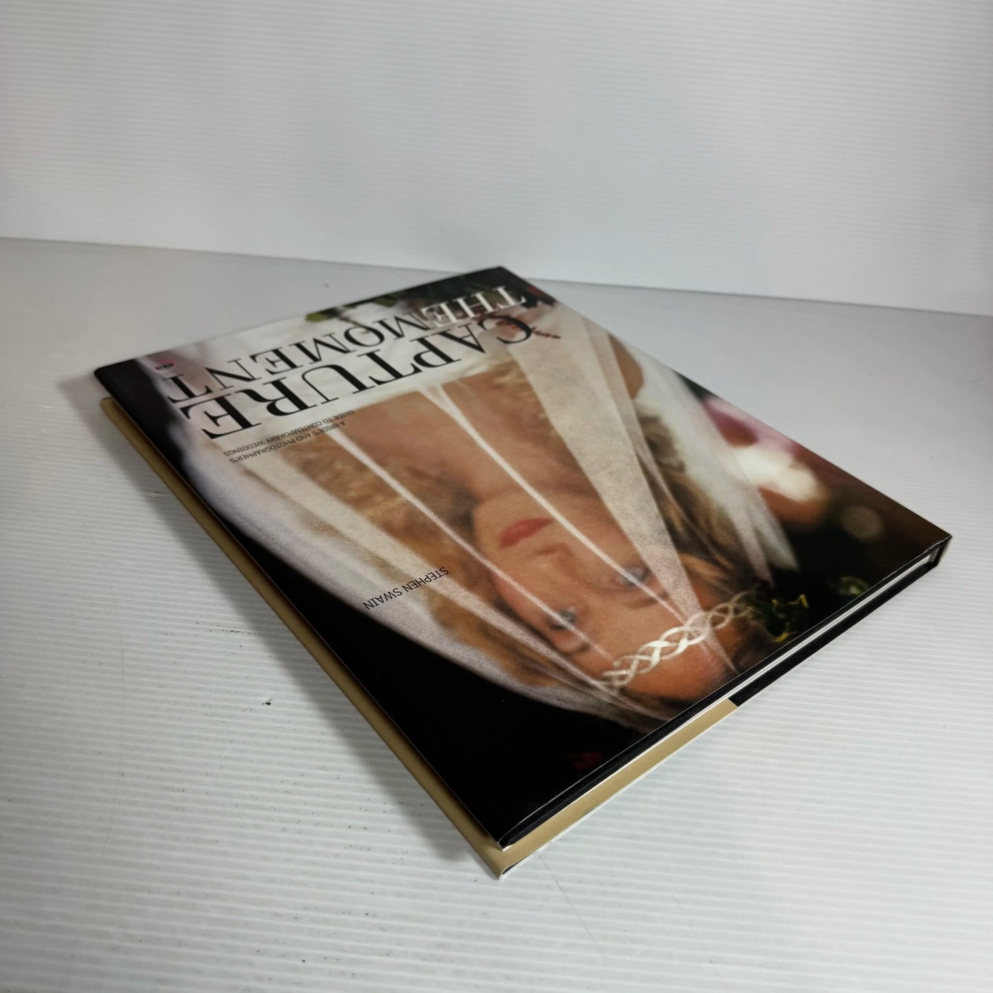 Capture The Moment : A Bride's and Photographer's Guide to Contemporary Weddings - Stephen Swan