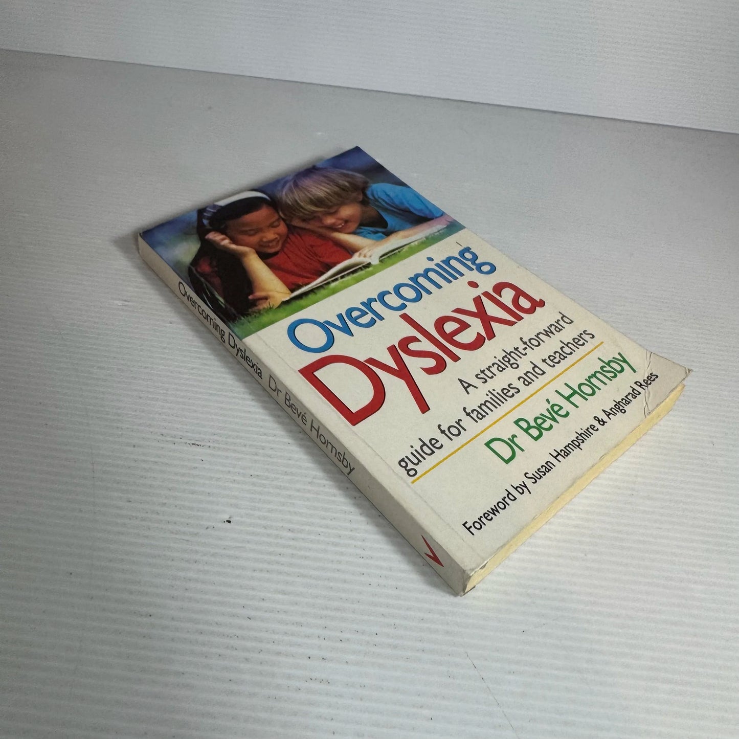 Overcoming Dyslexia : A Straight-Forward Guide for Families and Teachers - Dr Beve Hornsby