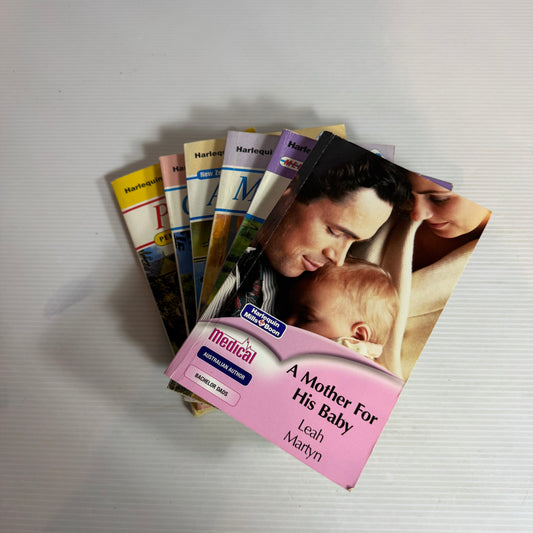 Mills & Boon Vintage Book Bundle x 6 Books (2374)