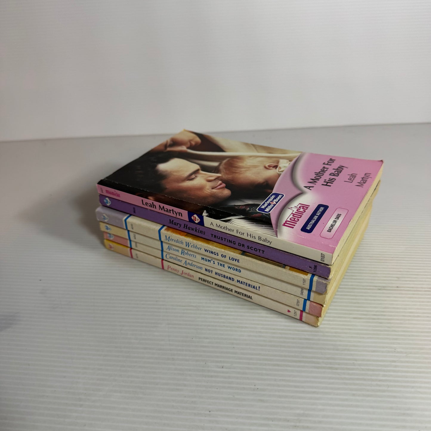 Mills & Boon Vintage Book Bundle x 6 Books (2374)