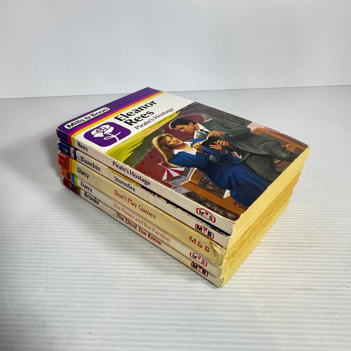 Mills & Boon Vintage Mixed Themed Book Bundle x 5 Books (2423)