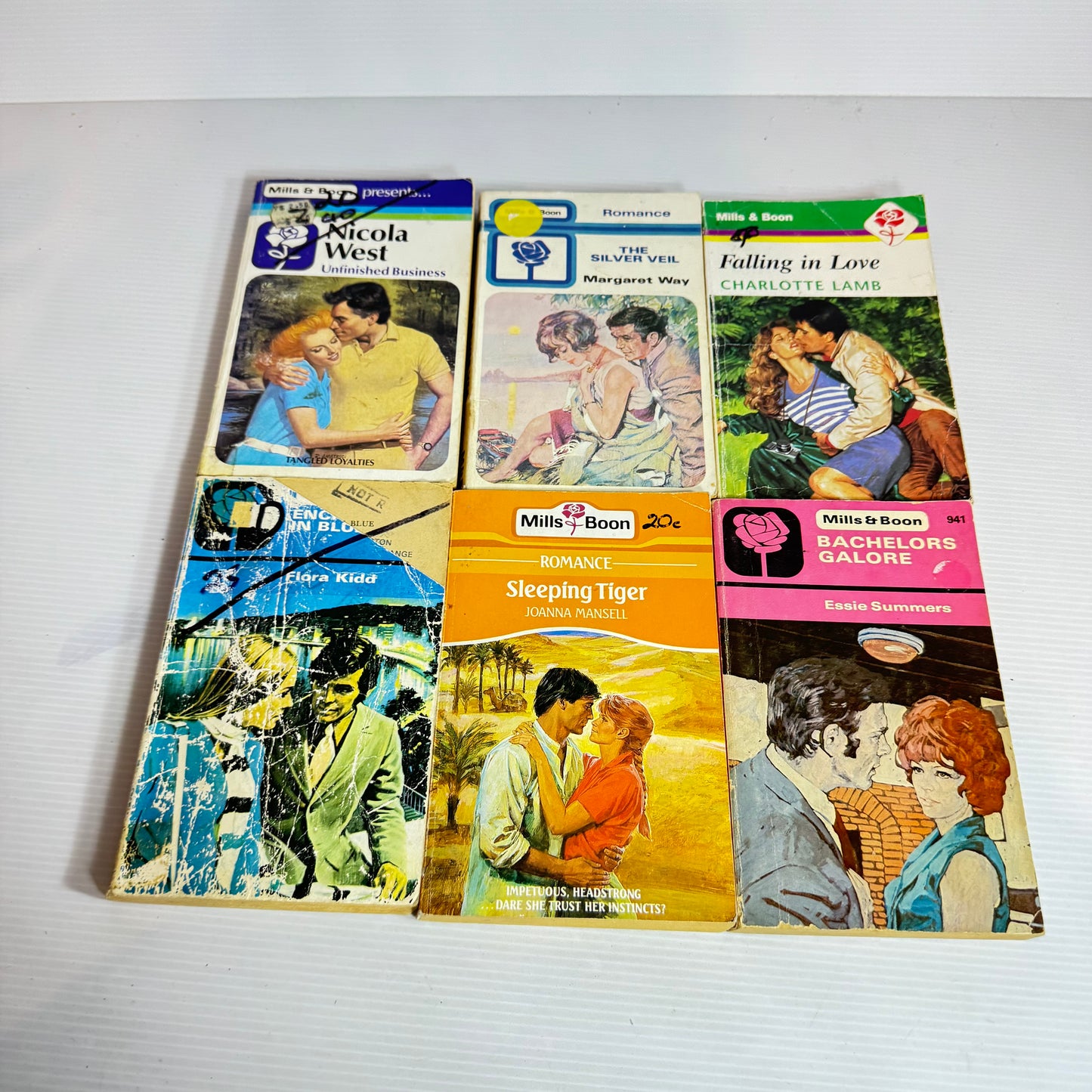 Mills & Boon Vintage Mixed Themed Book Bundle x 6 Books (2424)